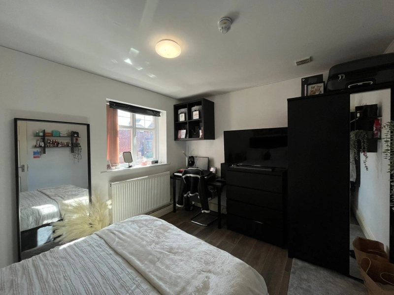 Flat 6 - 3 Bedroom large modern apartment - Alfreton Road - Thumbnail 10
